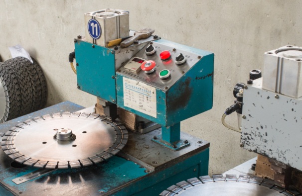 石材切割片鋸機軸的精度應該如何檢驗調整呢？