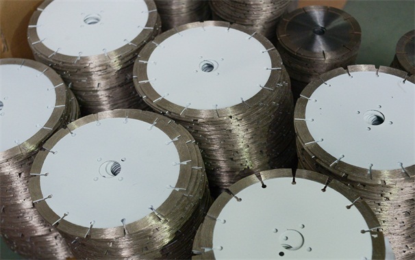 針對板材質量的提高，石材切割鋸片鋸機可以做好哪些工作呢？