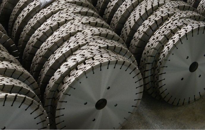 金剛石切割片結(jié)塊磨損過程中鋸切力與表面形貌對應(yīng)關(guān)系的試驗(yàn)分析